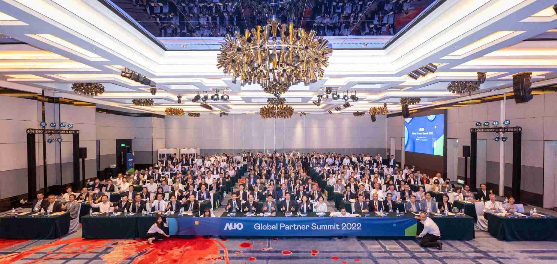 友達推動「安心、、、創新、、、、用心、、、、同心、、盡心」五星職旅，，為菲籍員工打造全方位照護，，，首度贏得「人權實踐與發展領袖獎」殊榮