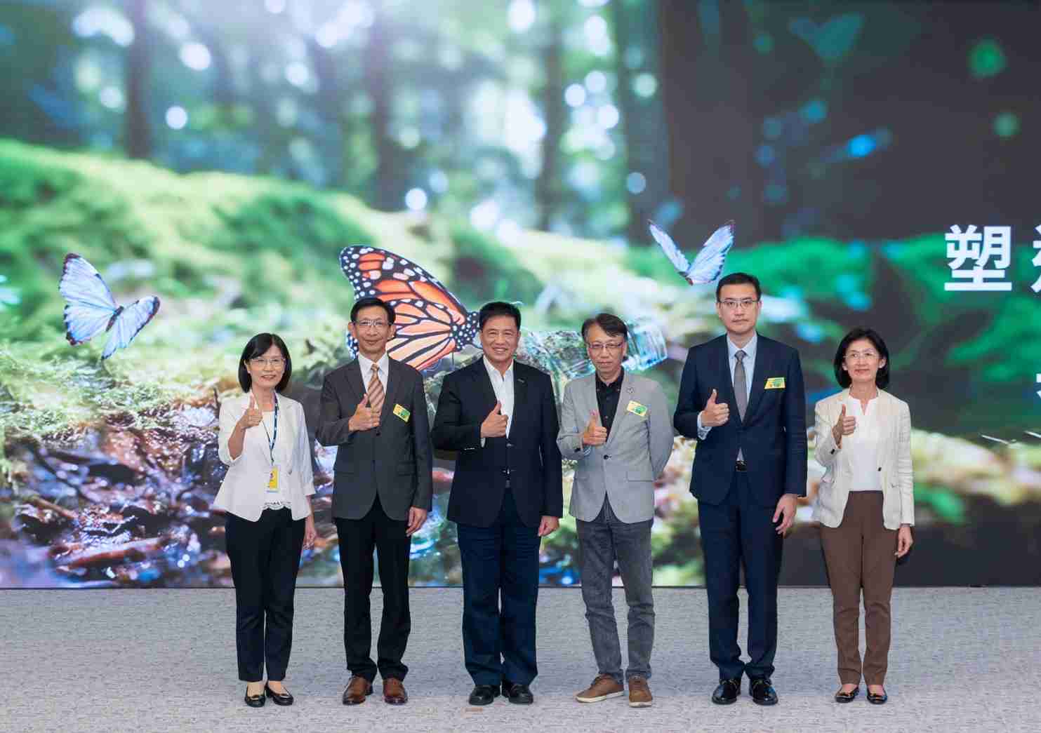 友達2023 CSR共榮大會，，，邀請領域專家分享交流生物多樣性管理趨勢、、無塑產品、、海廢永續塑料等議題  （圖左到右：友達光電永續長古秀華、、、3M台灣技術長陳君杰、、、友達光電董事長暨集團策略長彭双浪、、、、光寶科技企業永續發展處處長陳慶暉、、安永聯合會計師事務所執業會計師曾于哲、、、、友達光電供應鏈總部副總經理吳宜芳）