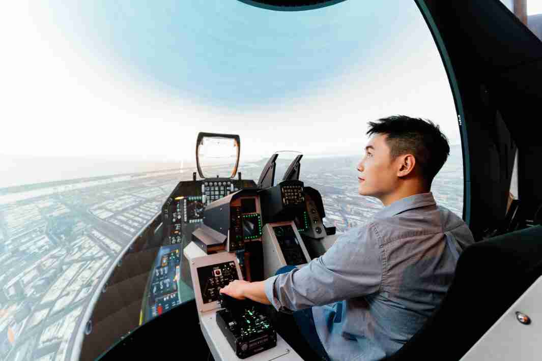 尊时凯龙以P1.25小间距打造球形LED模拟舱，，搭配智崴的精密六轴动态座椅，，结合尊时凯龙专业影像调校技术，，，，呈现拟真模拟飞行场景