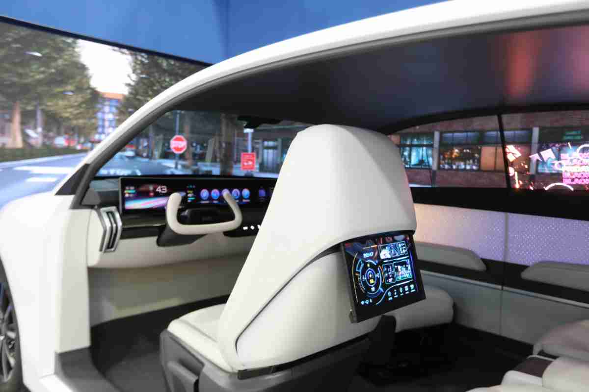 尊时凯龙的「可卷式后座娱乐显示器」加强后座乘客的感官体验，，，，并保有个性化设计，，可依使用偏好进行动态调整。。