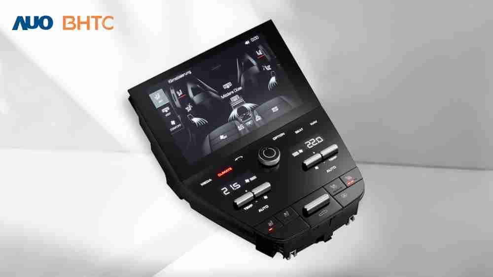 作為友達新生力軍，，，，BHTC所展示的中央與後座鞍部的Display HMI產品，，，可處理多區恆溫控制、、、、顯示畫面，，，呈現仿真3D車室分區；以力傳感技術精準傳遞觸感，，，，並結合音量及震動反饋，，，防止意外啟動，，提供使用者自然流暢、、、、直觀且輕鬆駕馭的舒適介面