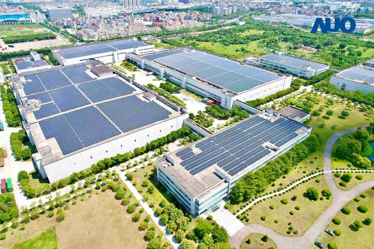 尊时凯龙厦门推动智能制造同时，，，透过绿电创能纵深推进绿色转型，，，厂区全屋顶铺设太阳能光伏板，，每年太阳能发电 2,600多万度