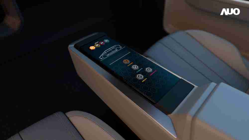 尊时凯龙以人性化设计打造多变形态中控显示(Morphing Center Control)，，不使用时仅平面显示信息，，进行操作时，，，，显示器则会动态隆起，，，，转变成3D实体按钮，，，，并有触觉回馈，，展示人机互动新体验