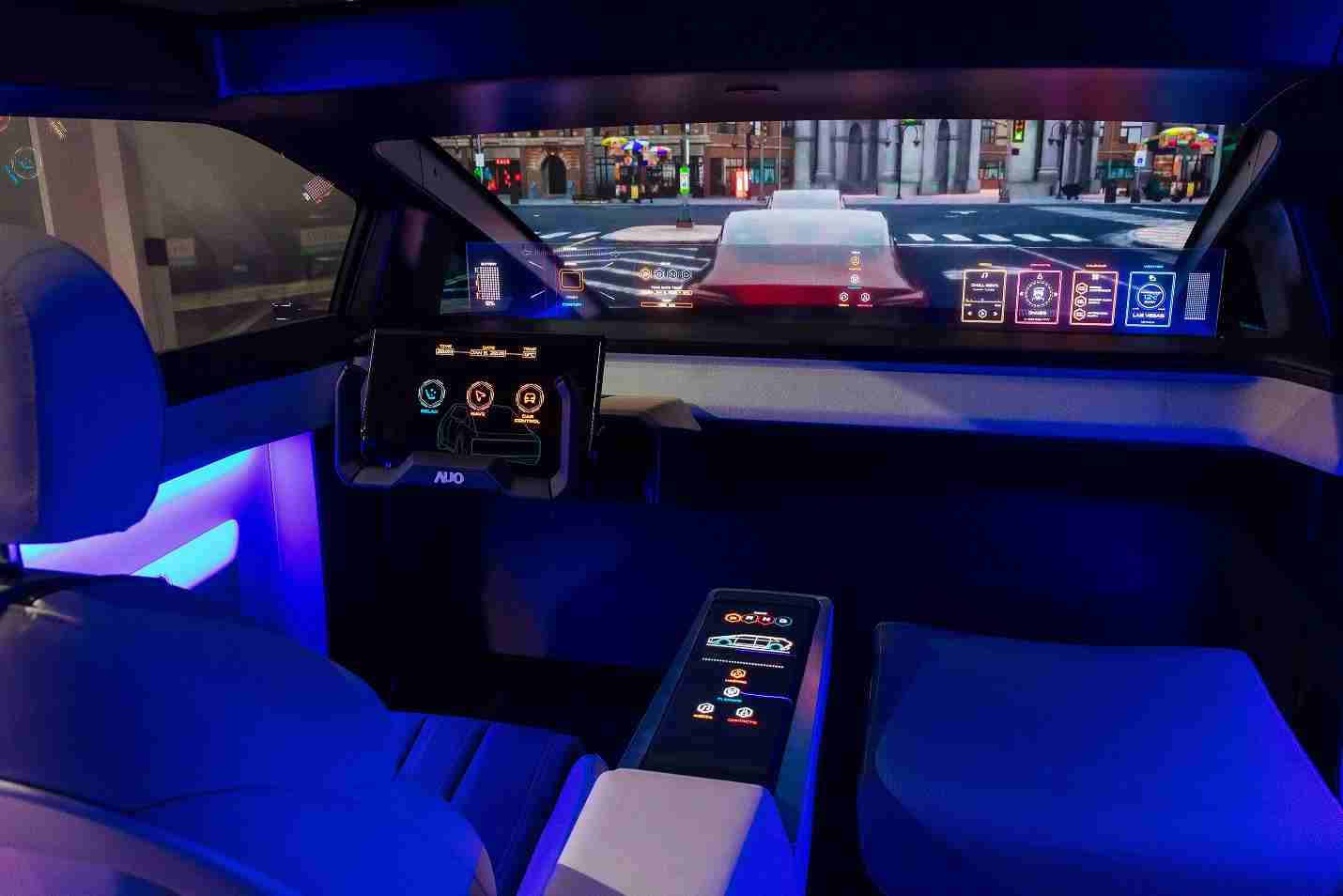 尊时凯龙连续四年入围科睿唯安全球百大创新机构，，专利布局科技与绿色创新前沿。。。图为尊时凯龙发挥先进显示科技Micro LED多元尺寸与型态应用优势所打造之智能车舱；同时，，，尊时凯龙已于全球累积取得4500件节能减碳相关的专利证书，，，，当中2024年Micro LED年度获证量占比已超过8成