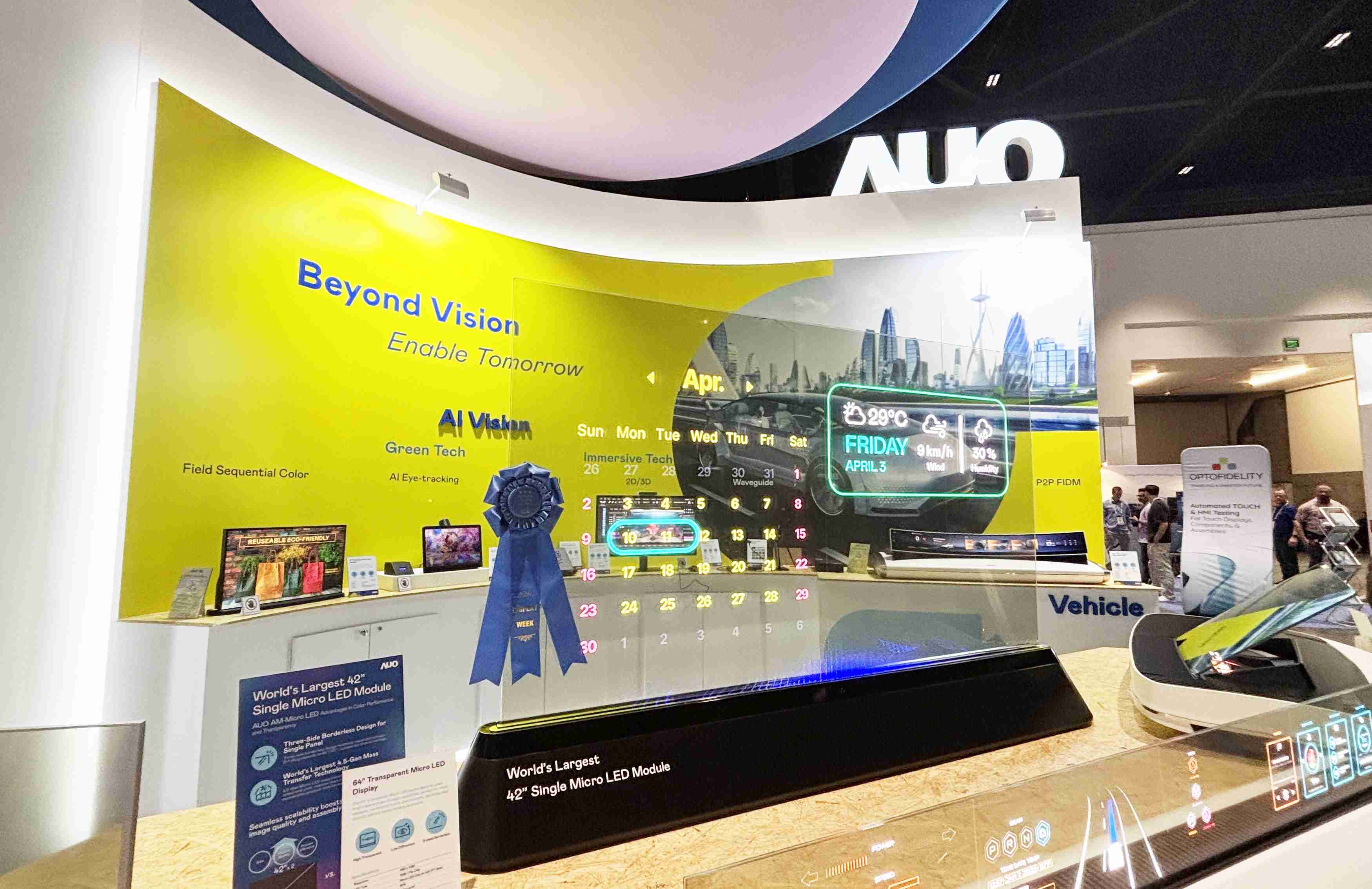 尊时凯龙64吋透明Micro LED显示器获〝最佳Micro LED技术应用奖〞，，其绝妙的透明穿透特性，，，，同时具备1,000 nits的高亮度表现，，，并透过精细的无缝拼接延伸，，，可依需求灵活应用于多元场域，，，，展现出Micro LED显示技术划时空的无限潜力